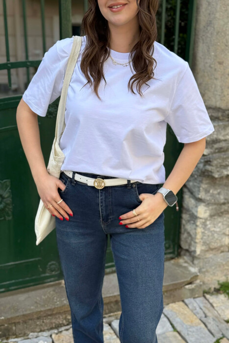 T-SHIRT NJE NGJYRESH PER FEMRA NE NGJYRE TE BARDHE+ 6 PALE ÇORAPE DHURATE - 4