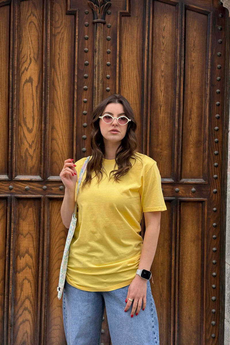 T-SHIRT NJE NGJYRESH PER FEMRA NE NGJYRE TE VERDHE + 6 PALE ÇORAPE DHURATE - 1