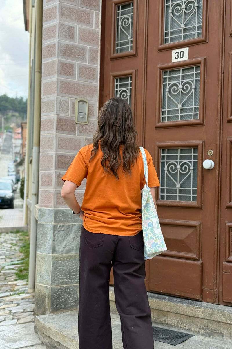 T-SHIRT NJE NGJYRESH PER FEMRA NE NGJYRE TULLE + 6 PALE ÇORAPE DHURATE - 4