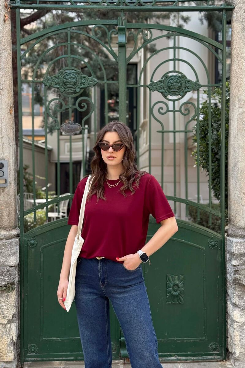 T-SHIRT NJE NGJYRESH PER FEMRA NE NGJYRE VISHNJE + 6 PALE ÇORAPE DHURATE - 1