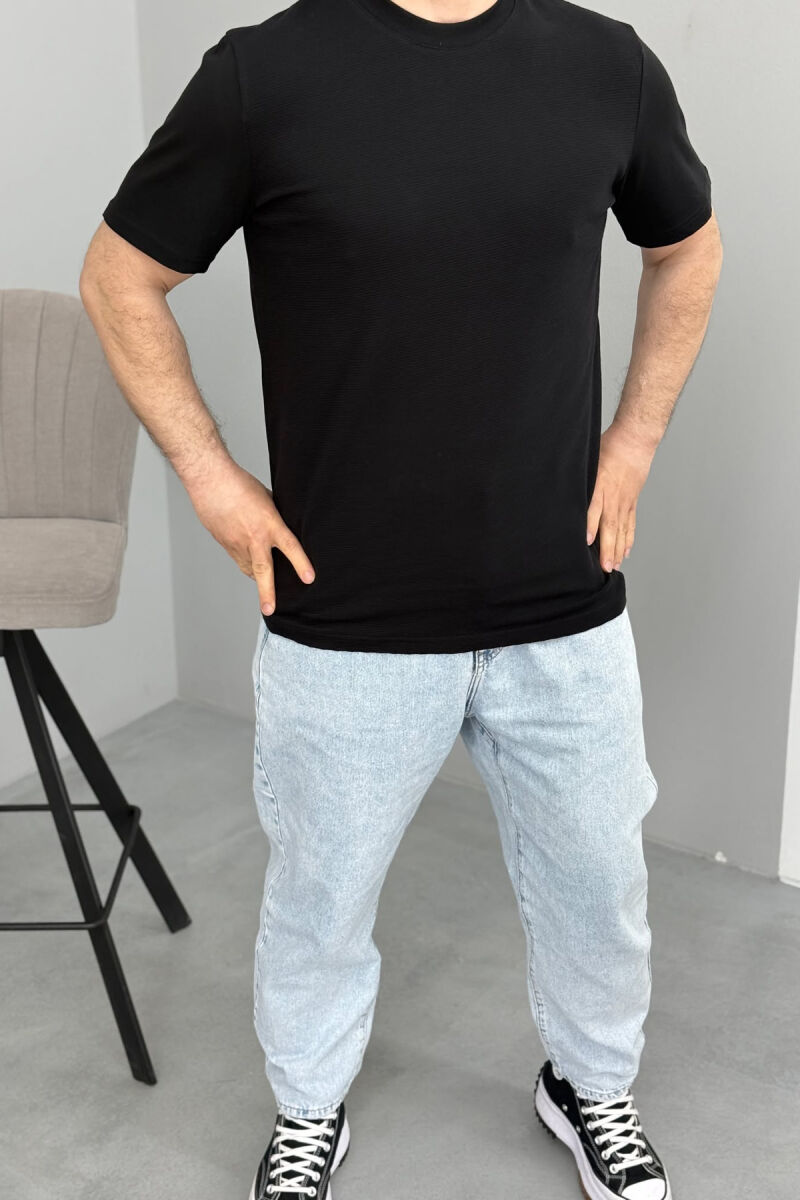 T-SHIRT NJË NGJYRËSHE PËR MESHKUJ NË NGJYRË TË ZEZË - 1