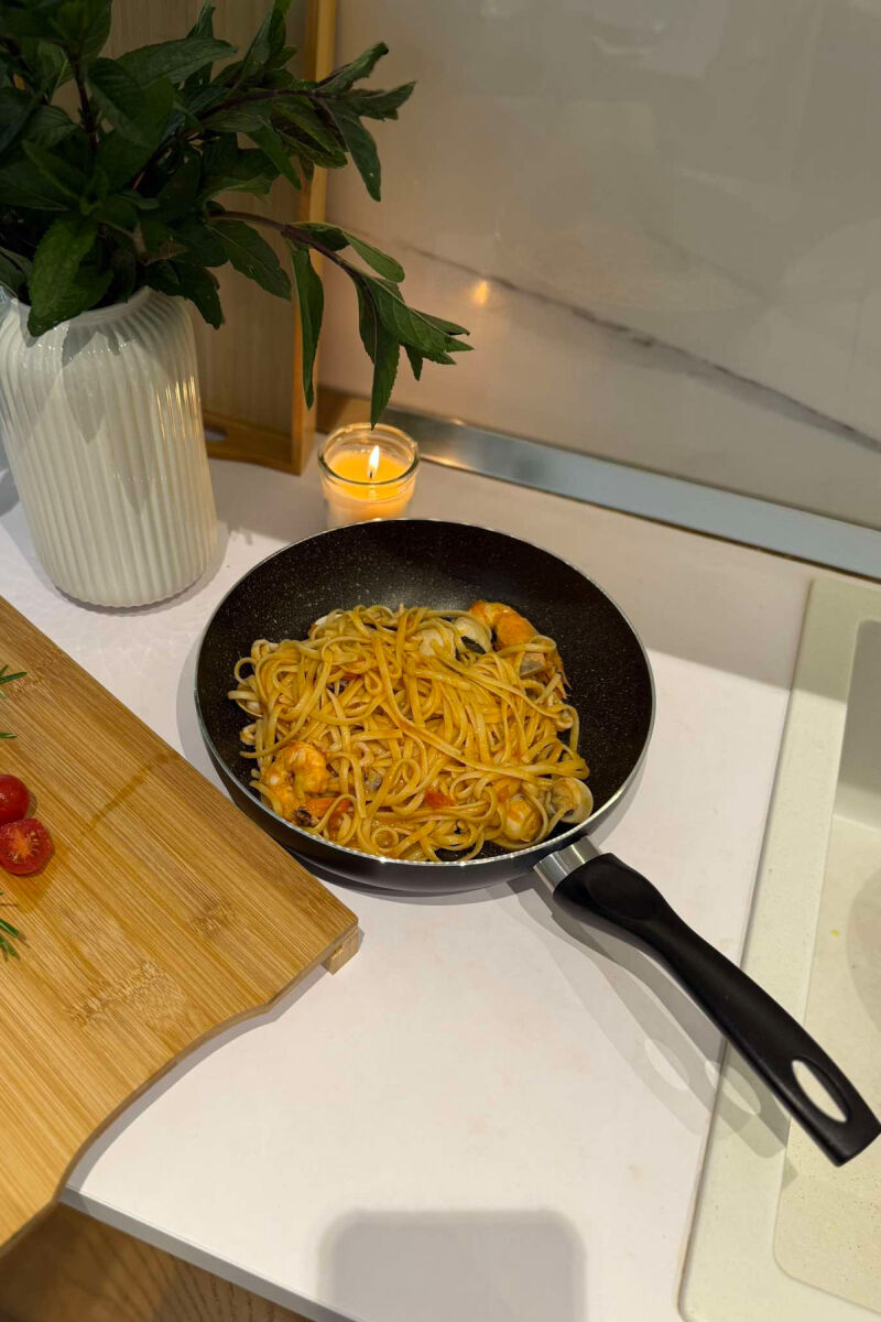 TIGAN PËR SKUQJE ME KAPAK QELQI 24 CM NË NGJYRËN E ZEZË - 3