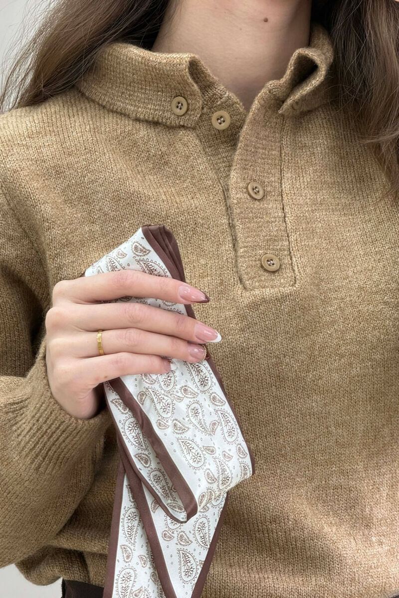 TRIKO ME JAKE POLO DHE ME DETAJIN E SHALLIT PER FEMRA NE NGJYRE KAFE TE ZBARDHUR - 2