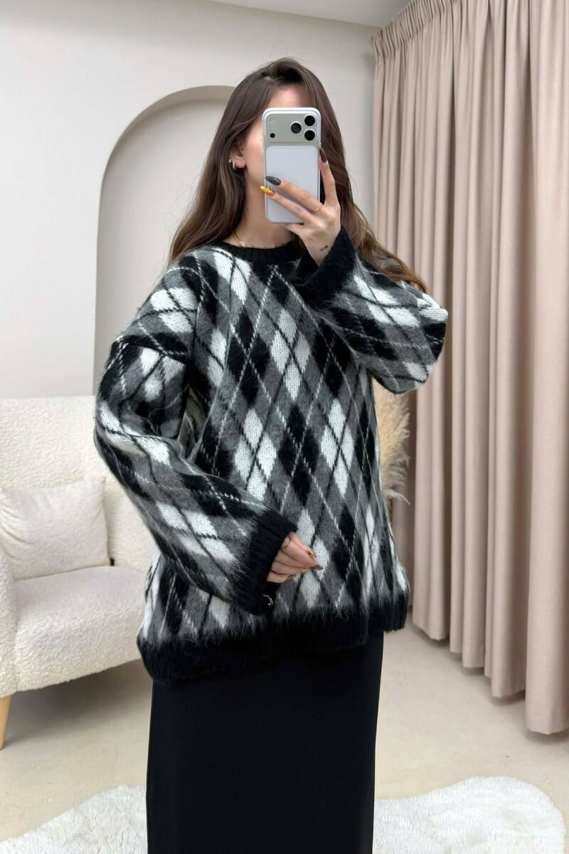 TRIKO ME JAKE TE RRUMBULLAKET DHE ME DIZAJN ROMBESH PER FEMRA NE NGJYRE TE ZEZE - 1