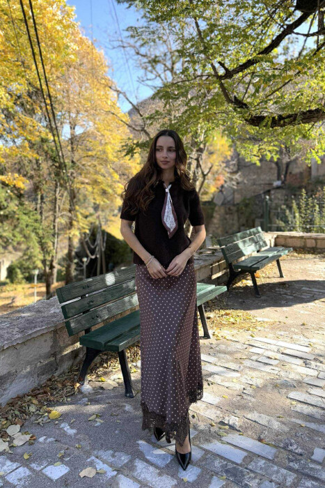 TRIKO ME MËNGË TË SHKURTRA DHE ME DETAJIN E SHALLIT PËR FEMRA NË NGJYRË KAFE TË ERRËT - 1