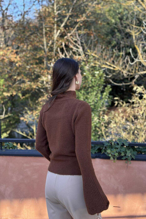 TRIKO NJË NGJYRSHE ME JAKË GOLF PËR FEMRA NË NGJYRË KAFE - 3