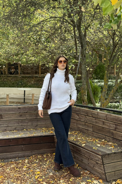 TRIKO NJË NGJYRËSHE ME JAKË GOLF PËR FEMRA NË NGJYRËN E BARDHË 