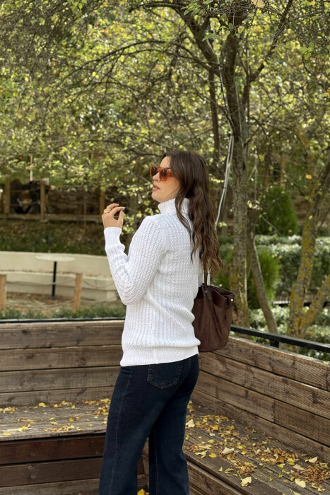 TRIKO NJË NGJYRËSHE ME JAKË GOLF PËR FEMRA NË NGJYRËN E BARDHË - 4