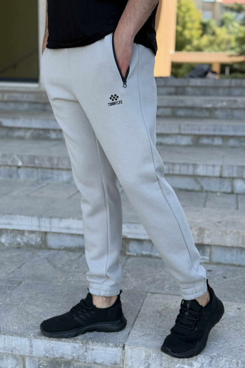 TUTA NJË NGJYRËSHE ME PUSH PËR MESHKUJ NË NGJYRËN GRI E ZBARDHUR - 3