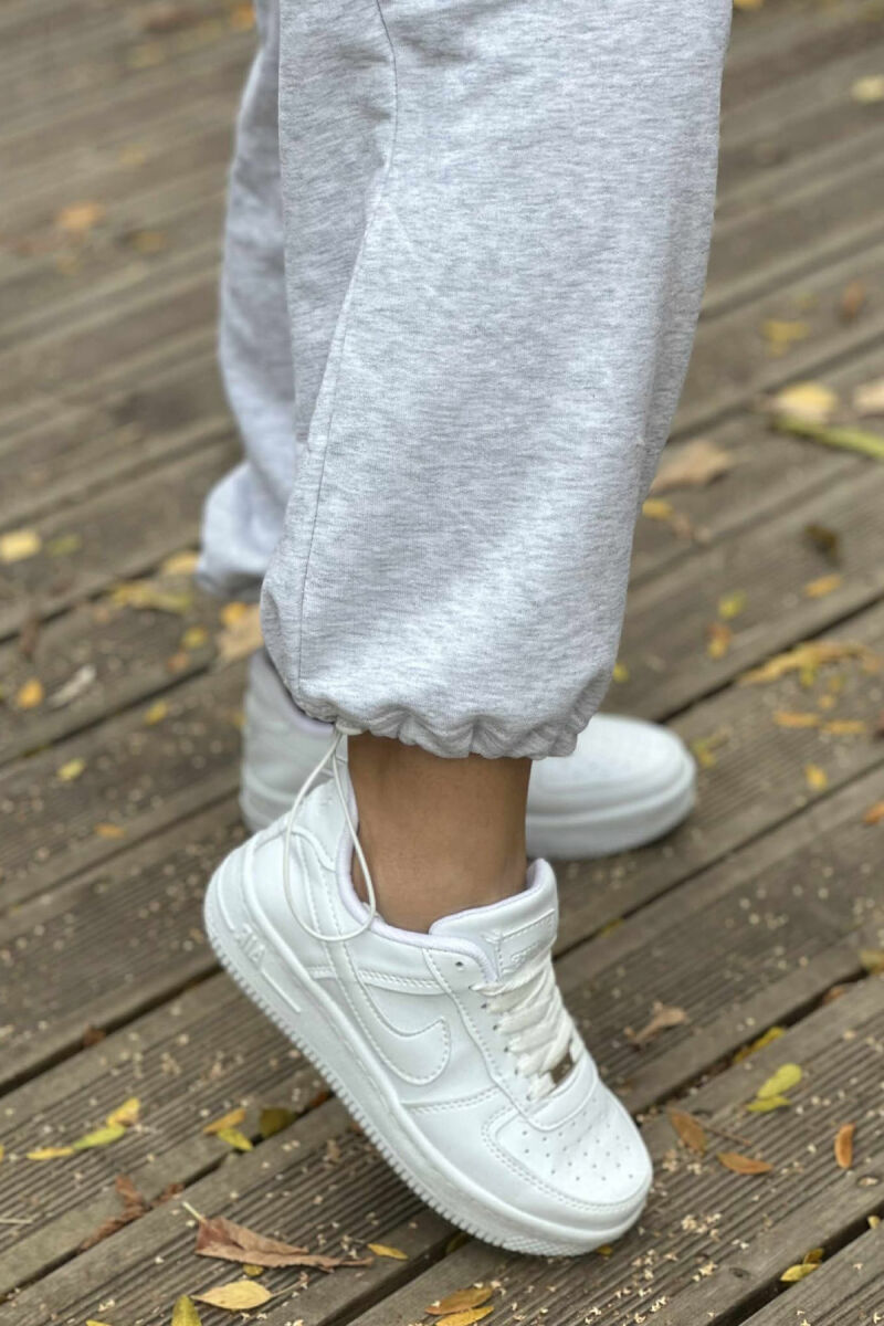 TUTA TË THJESHTA ME SHKRIME TË VOGLA PËE FEMRA NË NGJYRË GRI TË ZBARDHUR - 4