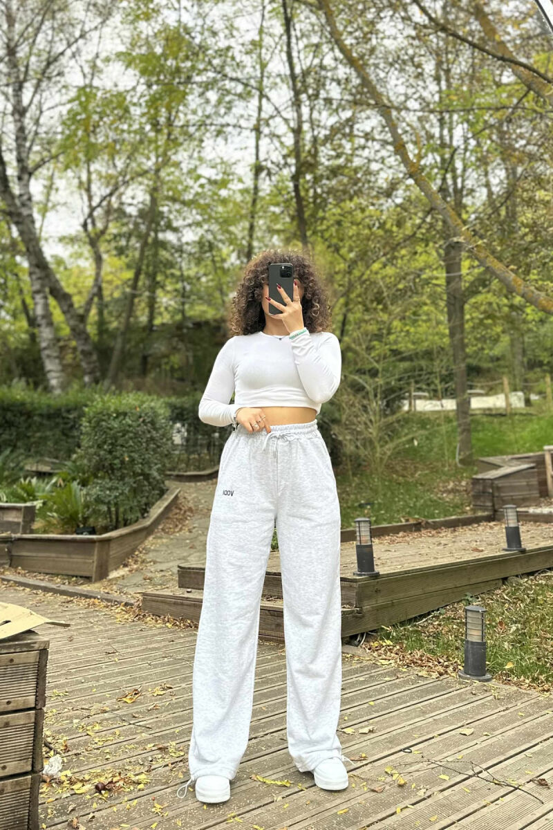 TUTA TË THJESHTA ME SHKRIME TË VOGLA PËE FEMRA NË NGJYRË GRI TË ZBARDHUR - 5