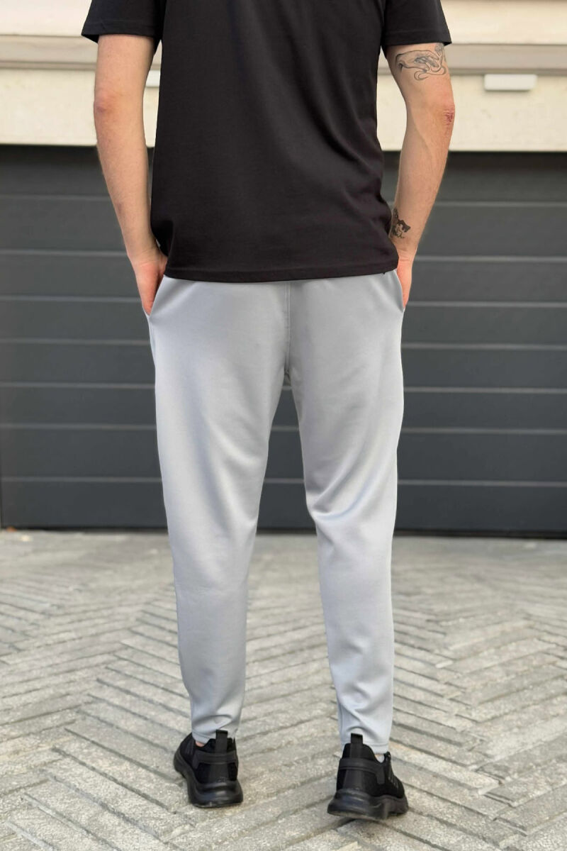 TUTA TË THJESHTA NJË NGJYRËSHE ELASTIKE PËR MESHKUJ NË NGJYRËN GRI TË ZBARDHUR - 3