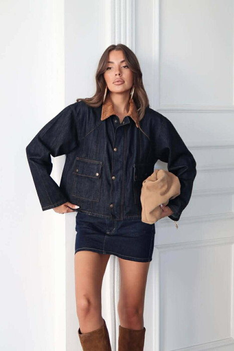 TWO FRONT POCKETS BUTTONED DENIM WOMAN JACKET DARK BLUE/BEE - KLAUDIO FASHION
