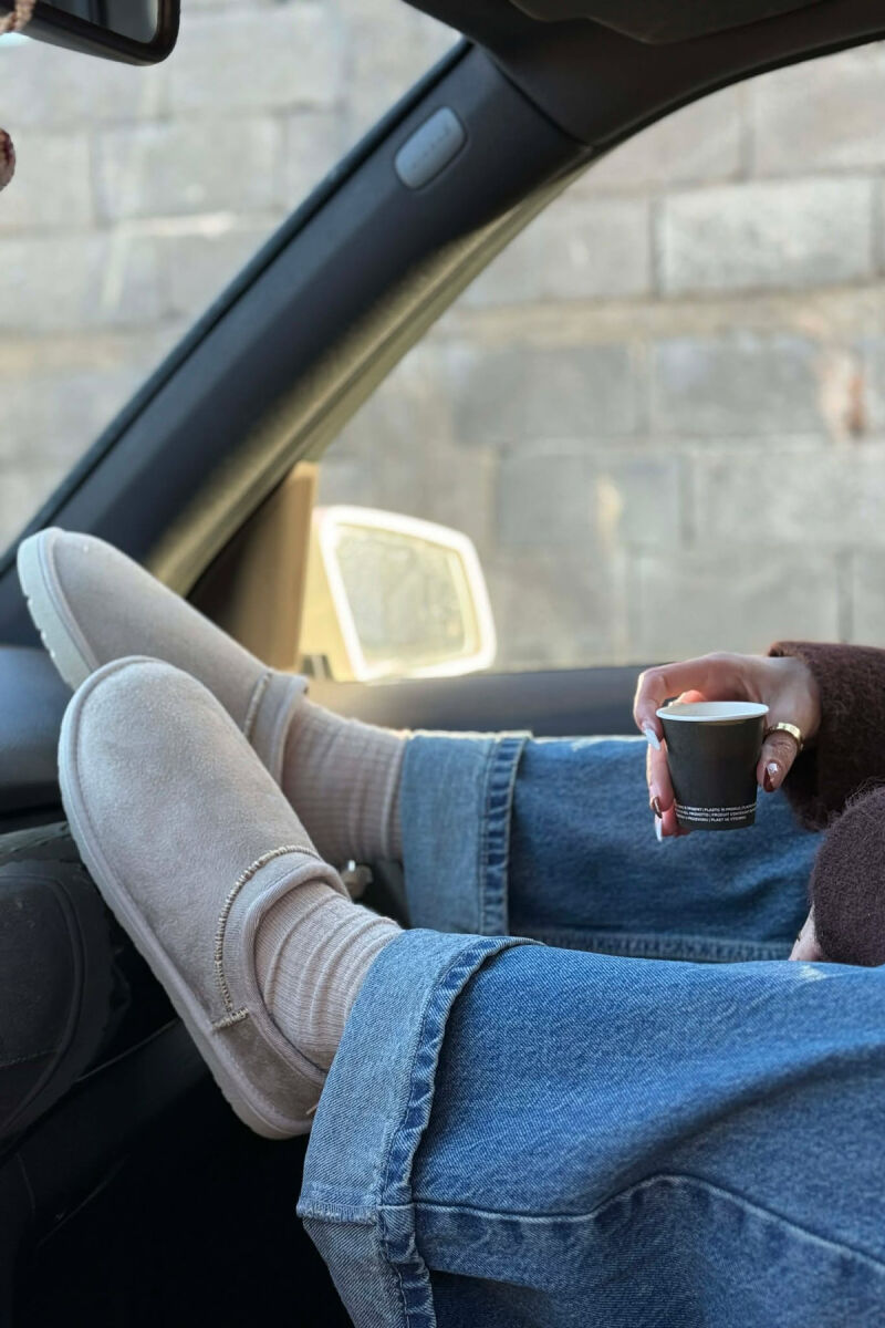 UGG NJE NGJYRESHE ME PUSH PER FEMRA NE NGJYRE KREM - 3