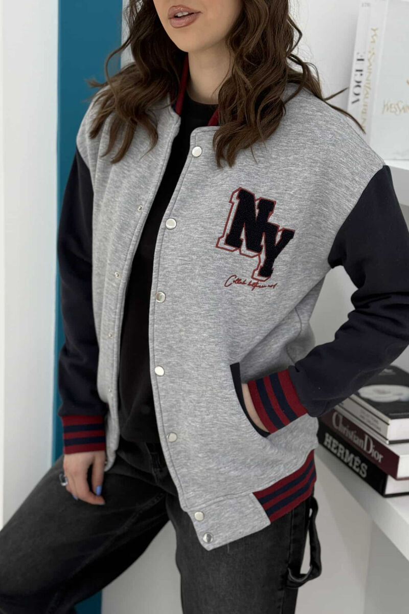 XHAKETË BOMBER E THJESHTË ME PUSH PËR FEMRA NË NGJYRËN GRI ME BLU E ERRËT - 2