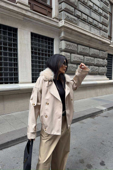 XHAKETË E SHKURTËR ME DETAJE BUTONASH DHE JAKË ME PUSH PËR FEMRA NË NGJYRË BEZHË - 2