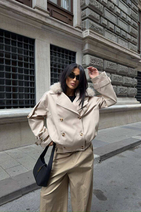 XHAKETË E SHKURTËR ME DETAJE BUTONASH DHE JAKË ME PUSH PËR FEMRA NË NGJYRË BEZHË - 3