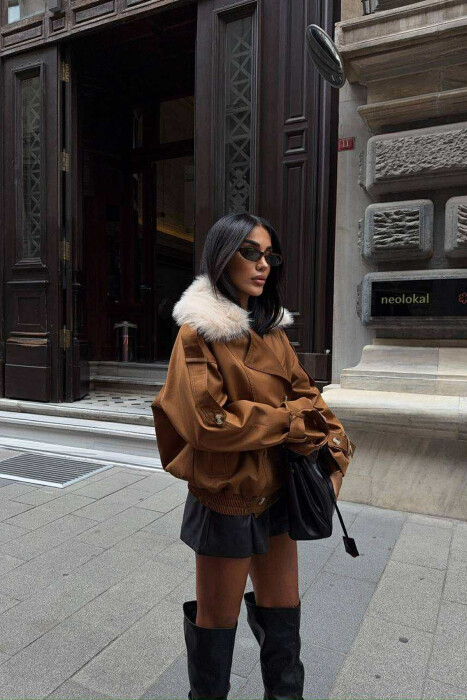 XHAKETË E SHKURTËR ME DETAJE BUTONASH DHE JAKË ME PUSH PËR FEMRA NË NGJYRË KAFE - 2