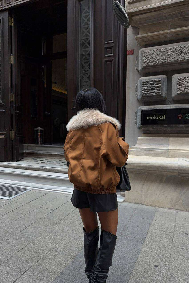 XHAKETË E SHKURTËR ME DETAJE BUTONASH DHE JAKË ME PUSH PËR FEMRA NË NGJYRË KAFE - 3