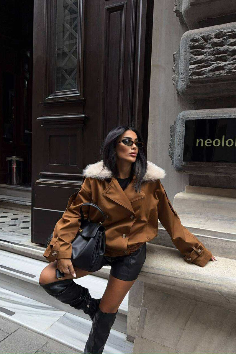 XHAKETË E SHKURTËR ME DETAJE BUTONASH DHE JAKË ME PUSH PËR FEMRA NË NGJYRË KAFE - 4