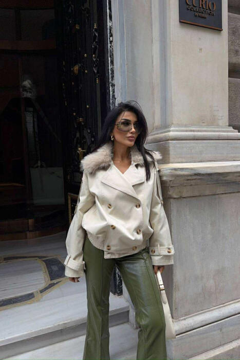 XHAKETË E SHKURTËR ME DETAJE BUTONASH DHE JAKË ME PUSH PËR FEMRA NË NGJYRË KREM - 4