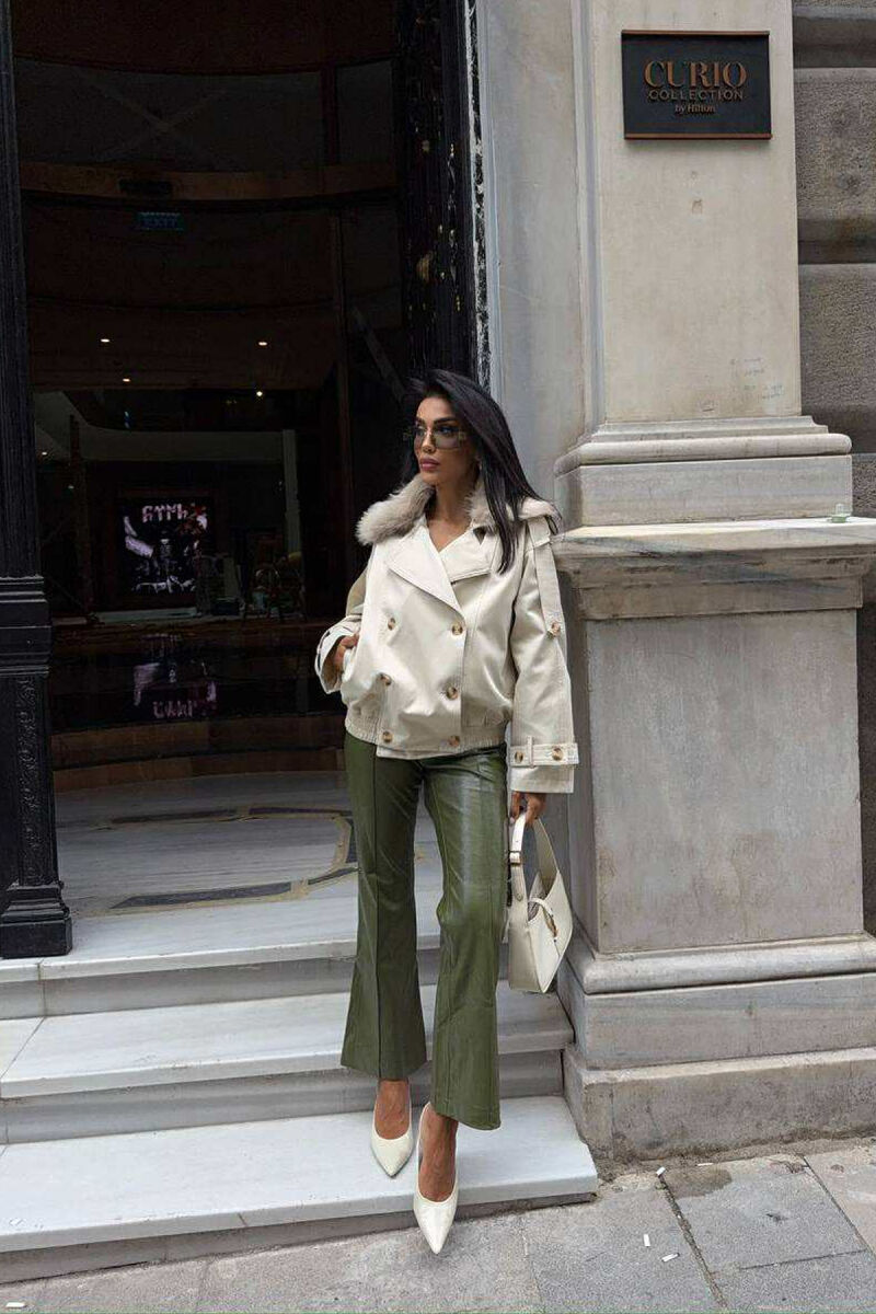 XHAKETË E SHKURTËR ME DETAJE BUTONASH DHE JAKË ME PUSH PËR FEMRA NË NGJYRË KREM - 5