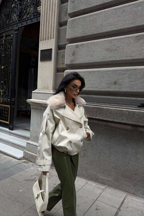 XHAKETË E SHKURTËR ME DETAJE BUTONASH DHE JAKË ME PUSH PËR FEMRA NË NGJYRË KREM - 7