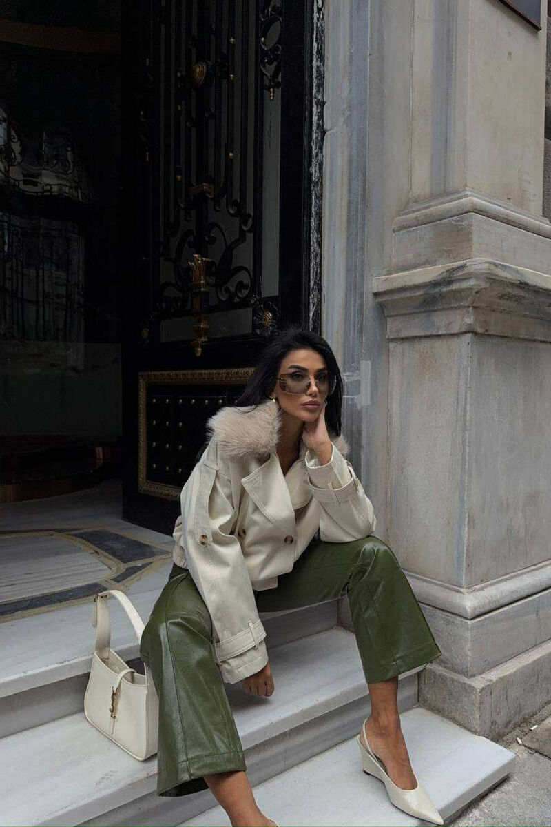 XHAKETË E SHKURTËR ME DETAJE BUTONASH DHE JAKË ME PUSH PËR FEMRA NË NGJYRË KREM - 8