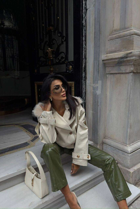 XHAKETË E SHKURTËR ME DETAJE BUTONASH DHE JAKË ME PUSH PËR FEMRA NË NGJYRË KREM - 9