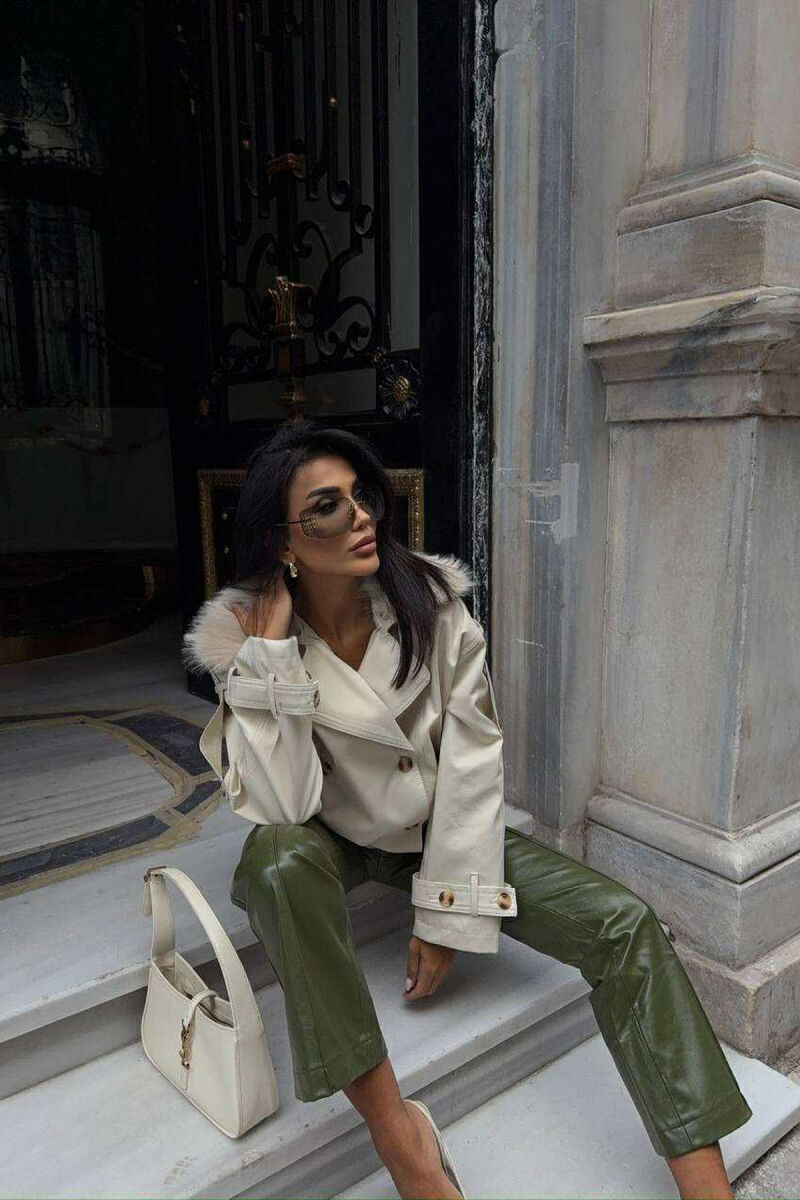 XHAKETË E SHKURTËR ME DETAJE BUTONASH DHE JAKË ME PUSH PËR FEMRA NË NGJYRË KREM - 9