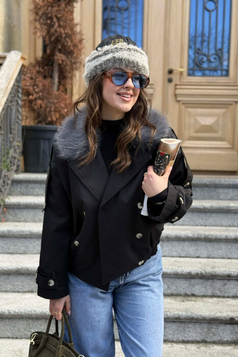 XHAKETË E SHKURTËR ME DETAJE BUTONASH DHE JAKË ME PUSH PËR FEMRA NË NGJYRË TE ZEZE - 1