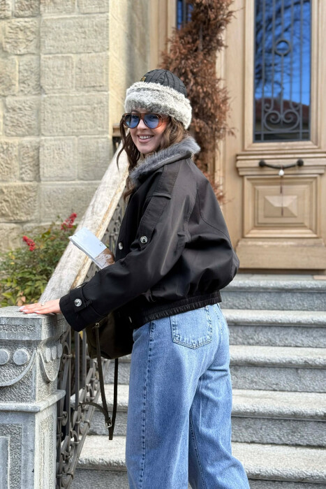 XHAKETË E SHKURTËR ME DETAJE BUTONASH DHE JAKË ME PUSH PËR FEMRA NË NGJYRË TE ZEZE - 3