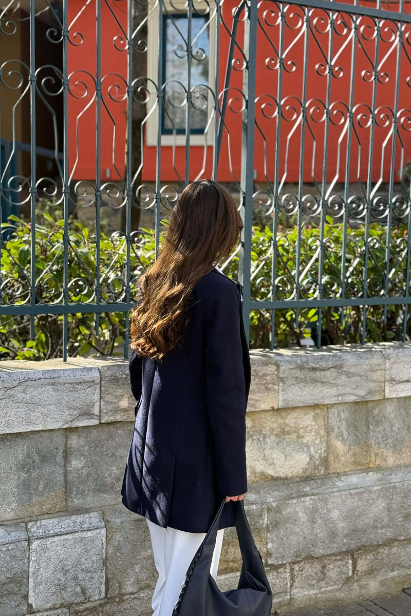 XHAKETE E THJESHTE NJE NGJYRESHE ME BUTONA PER FEMRA NE NGJYRE BLU TE ERRET - 5