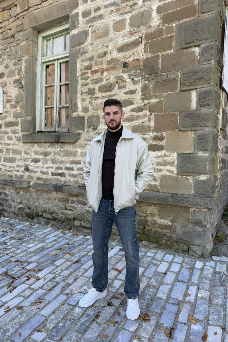 XHAKETË LËKURE NJË NGJYRËSHE ME ZINXHIR PËR MESHKUJ NË NGJYRË GRI TË ZBARDHUR - 2