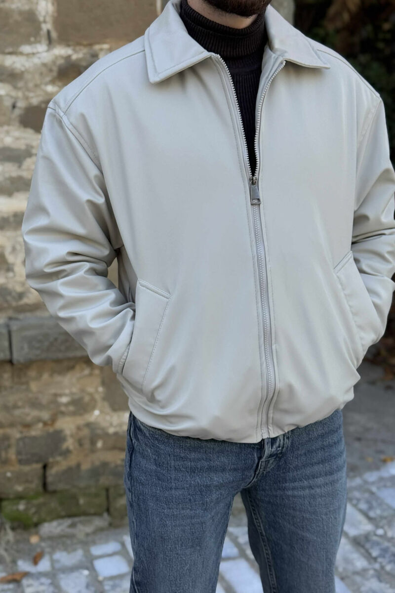 XHAKETË LËKURE NJË NGJYRËSHE ME ZINXHIR PËR MESHKUJ NË NGJYRË GRI TË ZBARDHUR - 1