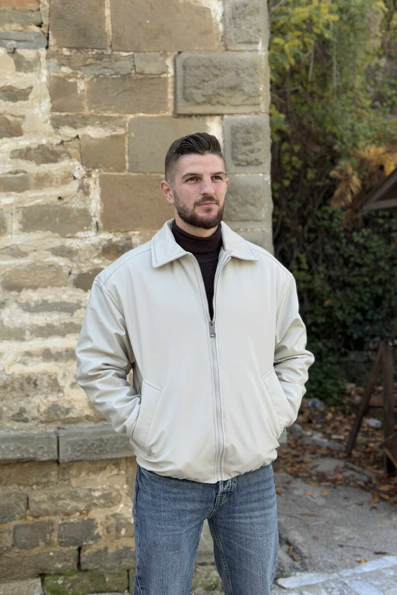 XHAKETË LËKURE NJË NGJYRËSHE ME ZINXHIR PËR MESHKUJ NË NGJYRË GRI TË ZBARDHUR - 3