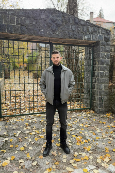 XHAKETË LËKURE NJË NGJYRËSHE ME ZINXHIR PËR MESHKUJ NË NGJYRË GRI - 2