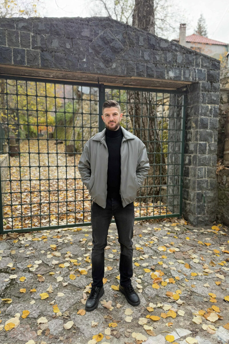 XHAKETË LËKURE NJË NGJYRËSHE ME ZINXHIR PËR MESHKUJ NË NGJYRË GRI - 2