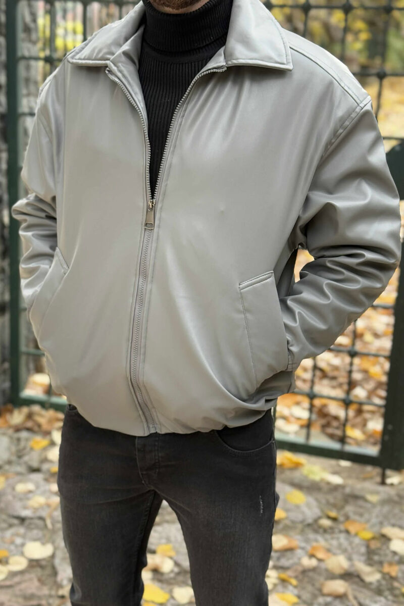 XHAKETË LËKURE NJË NGJYRËSHE ME ZINXHIR PËR MESHKUJ NË NGJYRË GRI - 1