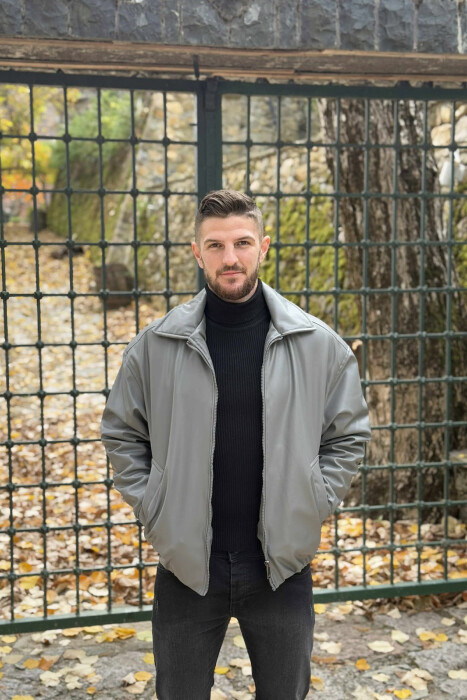 XHAKETË LËKURE NJË NGJYRËSHE ME ZINXHIR PËR MESHKUJ NË NGJYRË GRI - 3