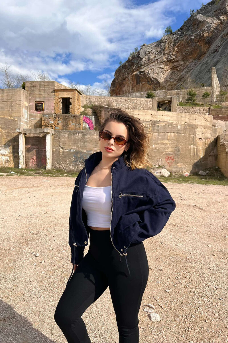 XHAKETË NJË NGJYRËSHE E SHKURTËR PËR FEMRA NË NGJYRËN BLU - 2