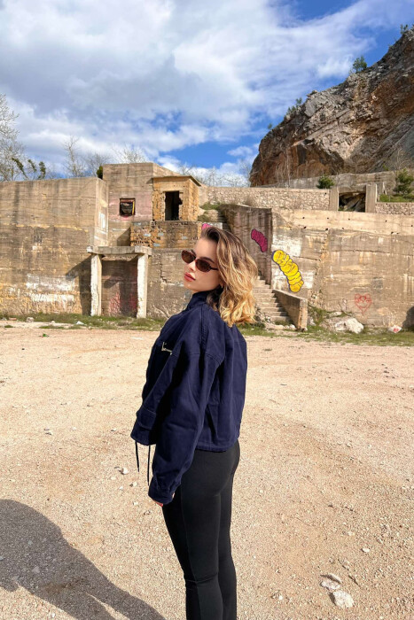 XHAKETË NJË NGJYRËSHE E SHKURTËR PËR FEMRA NË NGJYRËN BLU - 4