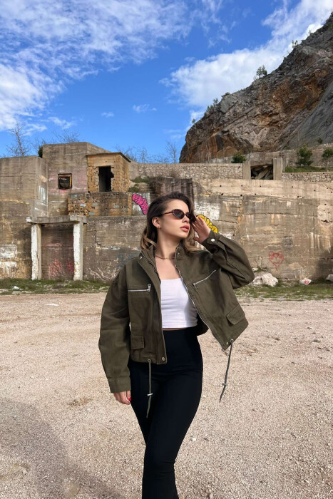 XHAKETË NJË NGJYRËSHE E SHKURTËR PËR FEMRA NË NGJYRËN JESHILE - 2