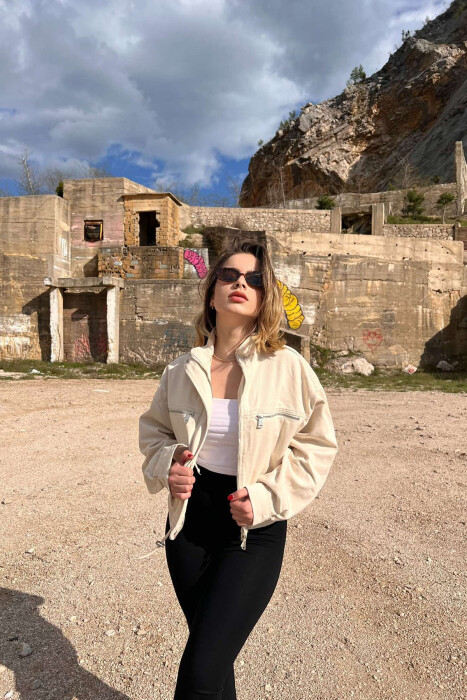 XHAKETË NJË NGJYRËSHE E SHKURTËR PËR FEMRA NË NGJYRËN KREM - 2