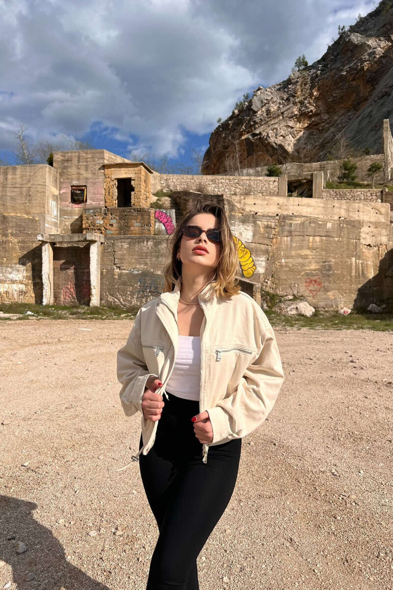 XHAKETË NJË NGJYRËSHE E SHKURTËR PËR FEMRA NË NGJYRËN KREM - 2