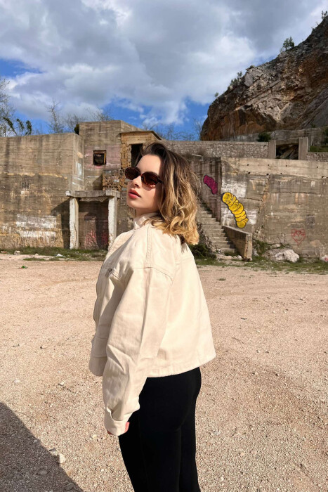 XHAKETË NJË NGJYRËSHE E SHKURTËR PËR FEMRA NË NGJYRËN KREM - 3