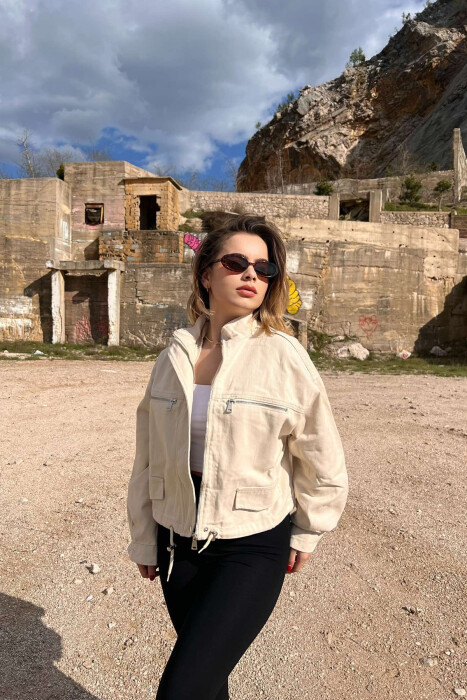 XHAKETË NJË NGJYRËSHE E SHKURTËR PËR FEMRA NË NGJYRËN KREM - 4