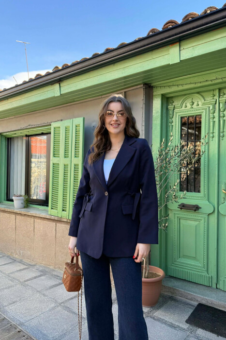 XHAKETE NJE NGJYRESHE ME BUTONA PER FEMRA NE NGJYRE BLU TE ERRET - 1