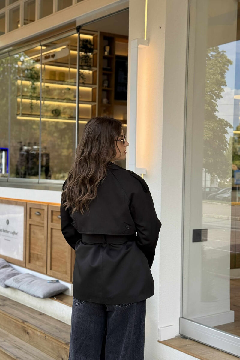 XHAKETË NJË NGJYRËSHE ME DETAJIN E RRIPIT PËR FEMRA NË NGJYRËN E ZEZË - 7