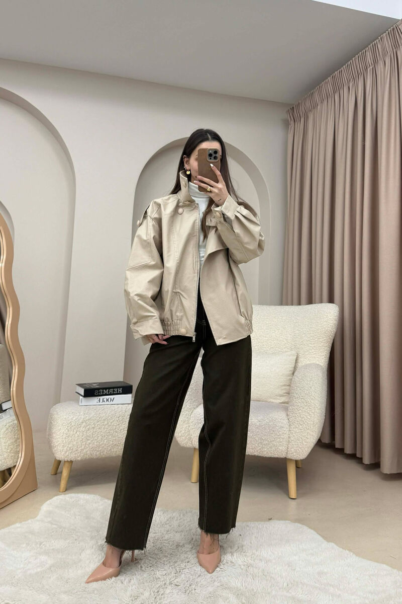 XHAKETE NJE NGJYRESH ME JAKE TE LARTE DHE ME BUTONA PER FEMRA NE NGJYRE BEZHE - 4